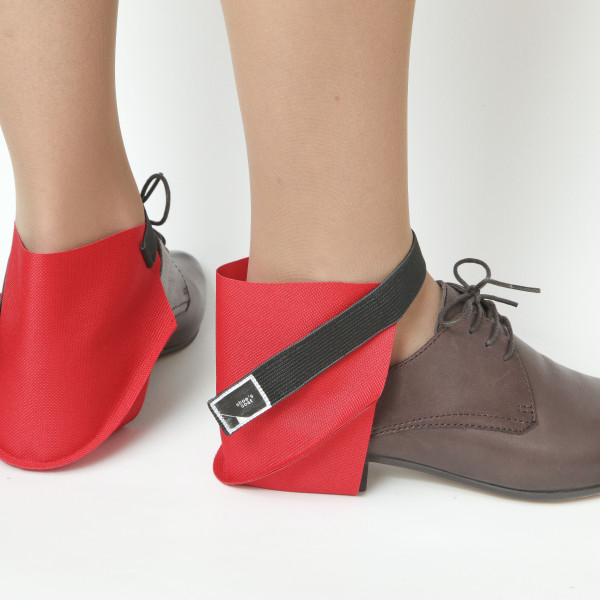 Raudonos užkulnių apsaugos batų porai